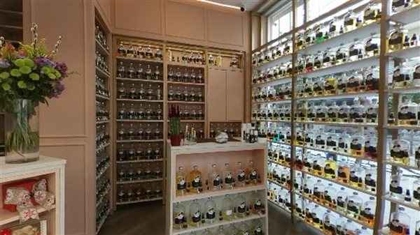 Πωλήτρια luxury αρωμάτων