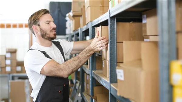 Υπάλληλος αποθήκης