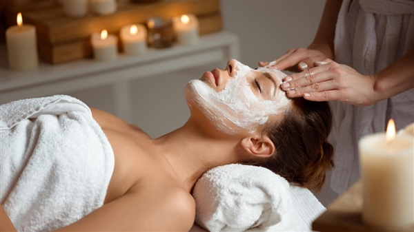 Spa therapist