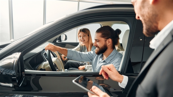 Υπάλληλος εταιρείας ενοικιάσεων αυτοκινήτων