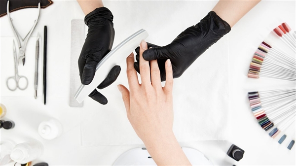 Τεχνίτρια νυχιών 