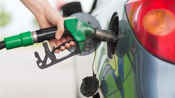 Υπάλληλος πρατηρίου υγρών καυσίμων