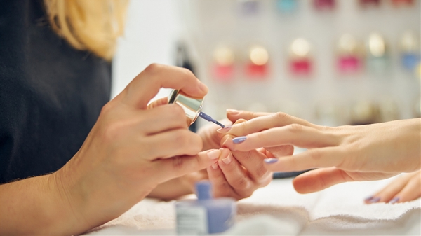 Τεχνίτρια νυχιών