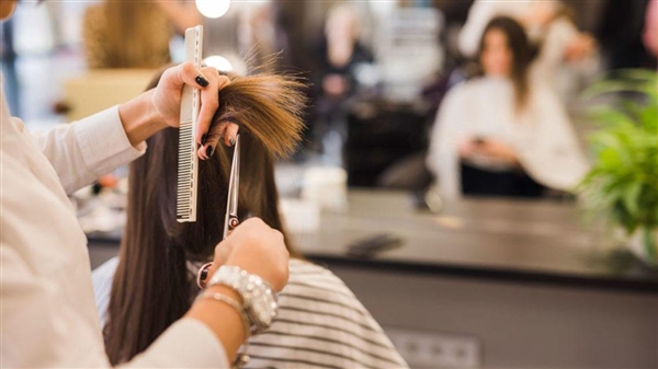 Βοηθός κομμώτριας