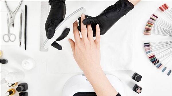 Τεχνίτρια νυχιών