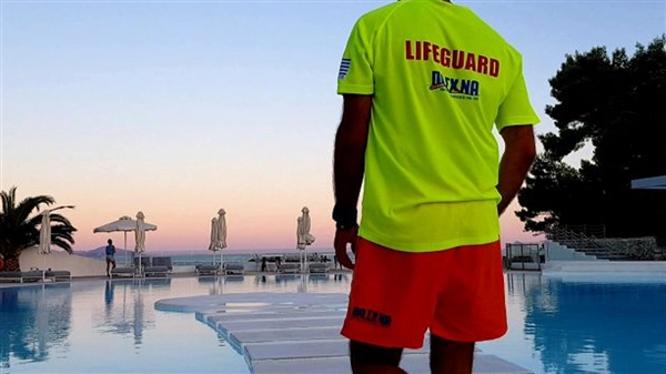 Ναυαγοσώστης πισίνας 