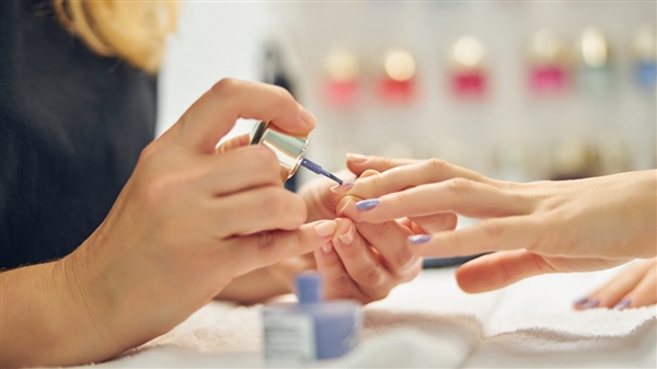 Τεχνίτρια νυχιών