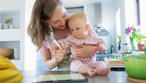 Babysitter για δίδυμα βρέφη δύο μηνών