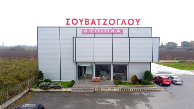 Υπάλληλος σε βιοτεχνία επίπλων